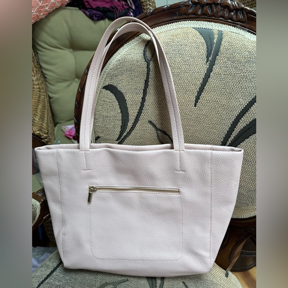 Soft pink shoulder purse with goldtone accents - Picture 1 of 11